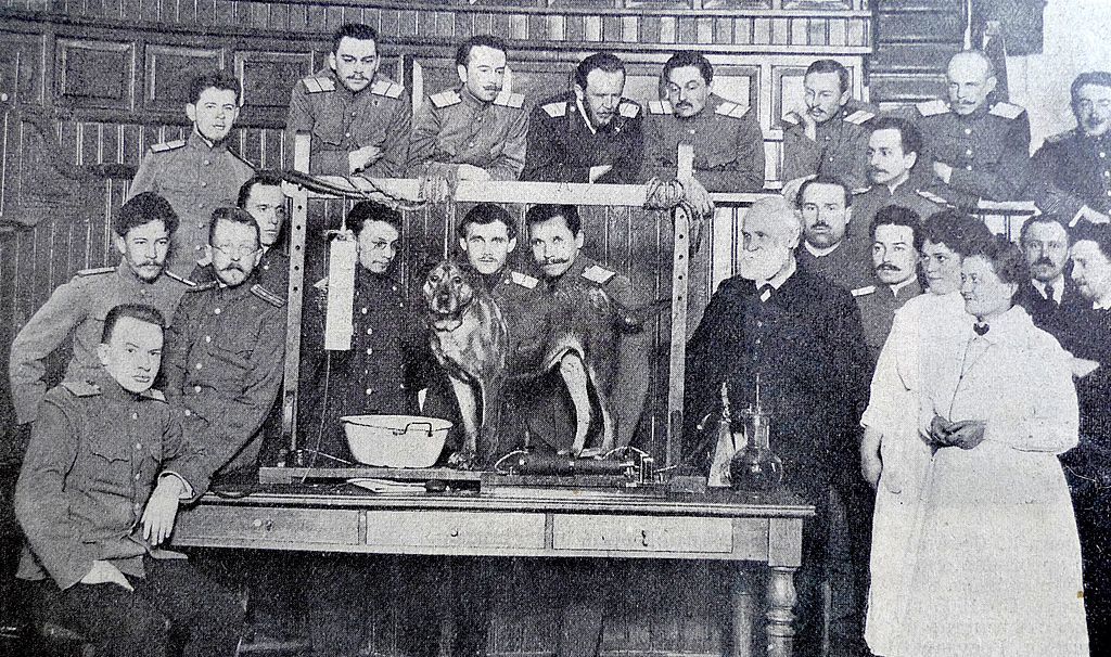 Павлов со студентами Военно-медицинской академии и подопытной собакой