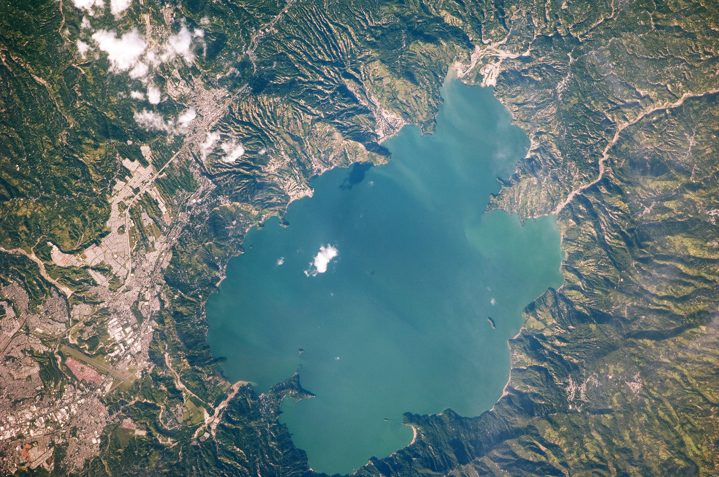Озеро эль. Озеро Гюиджа Сальвадор. Илопанго вулкан. Илопанго (озеро). Озеро Илопанго в Сальвадоре.