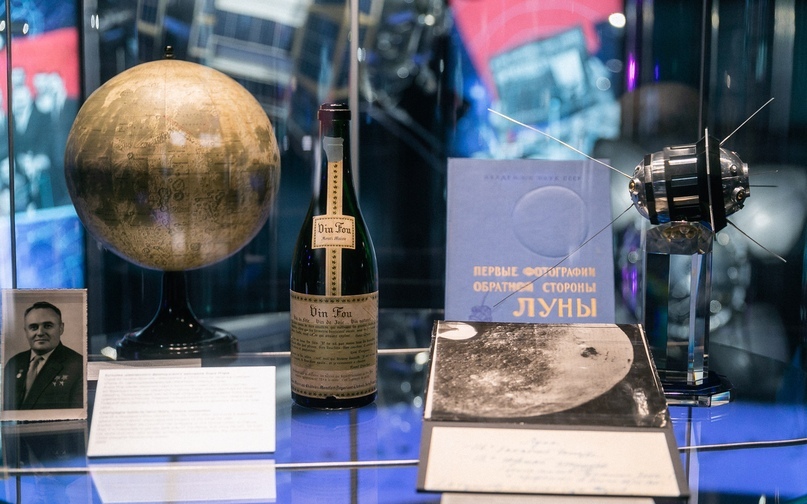 Та самая бутылка в экспозиции Музея космонавтики