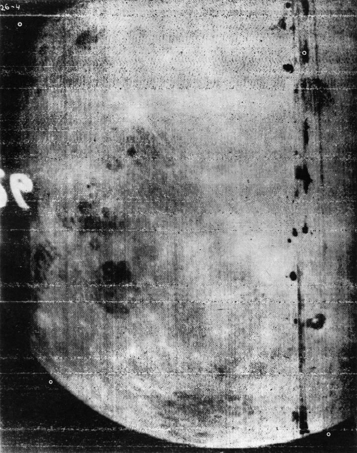 Один из первых снимков обратной стороны Луны