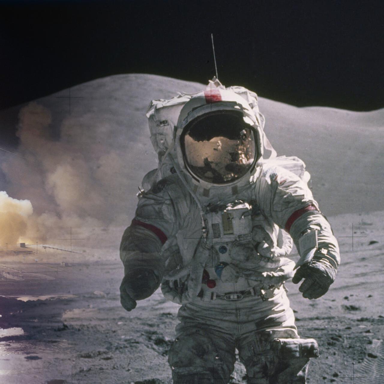 Космонавты высадились на луне