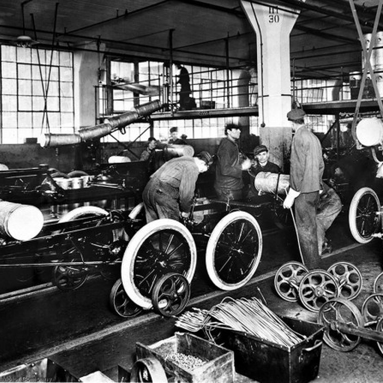 Массовое производство возникло. Henry Ford 1914. Завод Форд 1945. Первый конвейер.