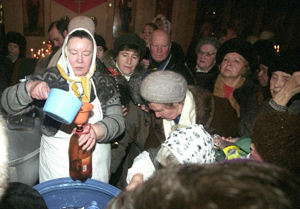 Образование льда в крещенской воде