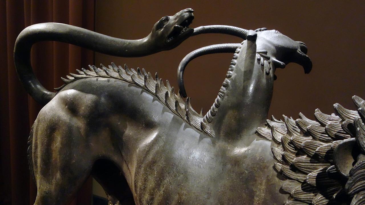 этрусская химера. химера из ареццо v в до н э. химера италия 2023. химера из ареццо рим. джош о коннор в роли короля.