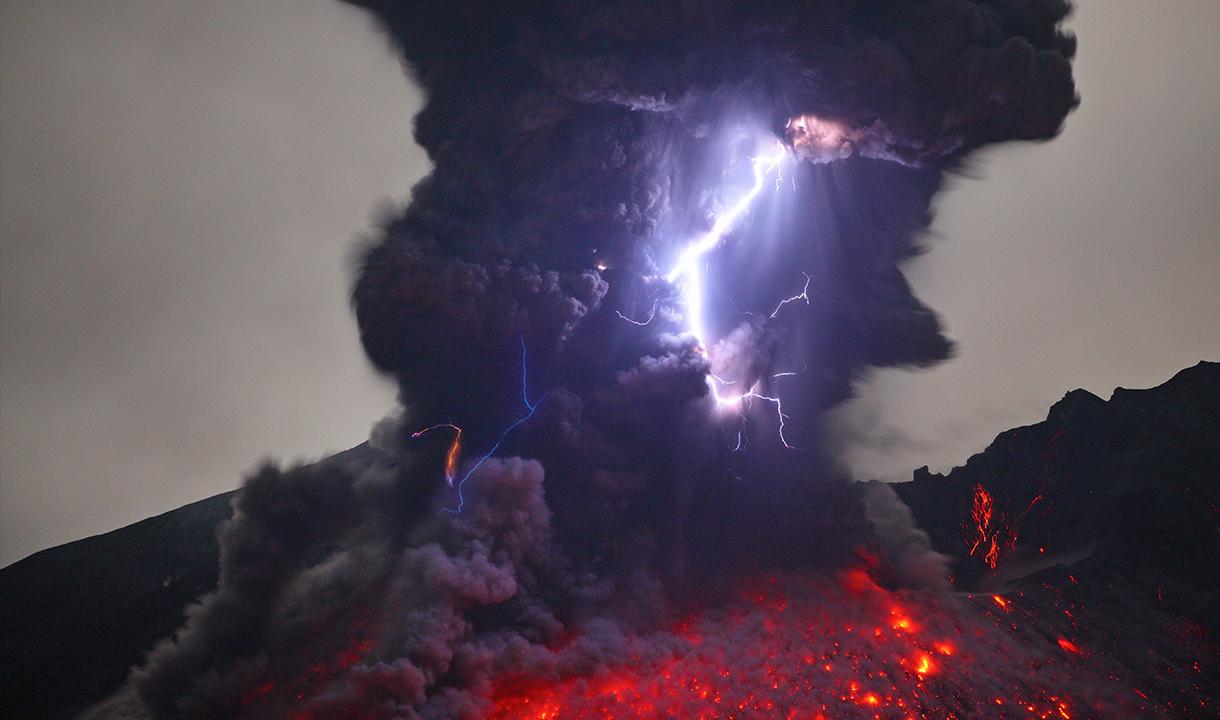 Вулкан Сакурадзима Япония молния