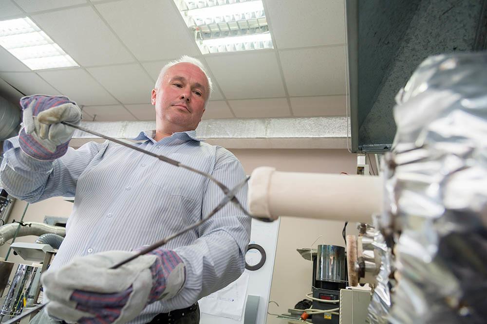 ученые томского госуниверситета разработали полимер. российские протезы. крутой ученый. научные эксперименты с лазерами. последние технологии со всего мира.