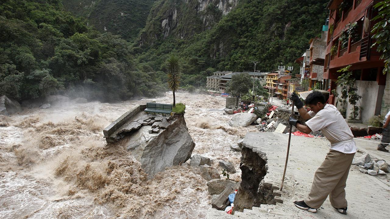 грязекаменный сель. наводнения. наводнения оползни лавины. сходы лавин, селей. сель паводок россия.