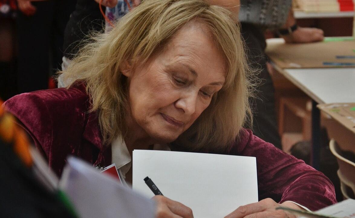 Лауреатом Нобелевской премии по литературе стала Анни Эрно - Индикатор