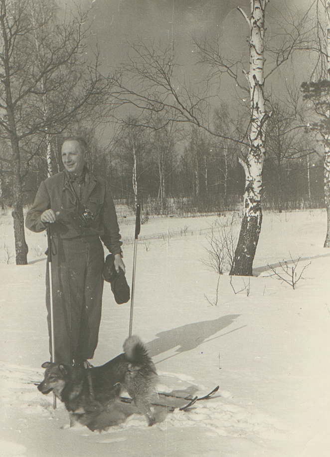 М.М. Дубинин на лыжной прогулке в Мозжинке