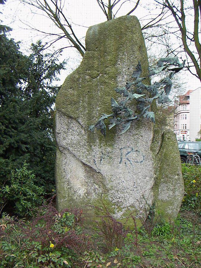 Памятник голубям, использовавшимся в Первой Мировой войне, Берлин-Шпандау