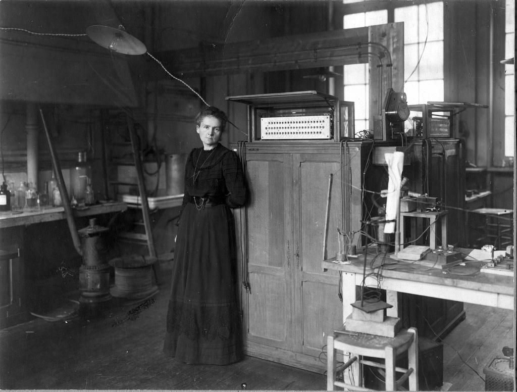 Мария Склодовская-Кюри в лаборатории