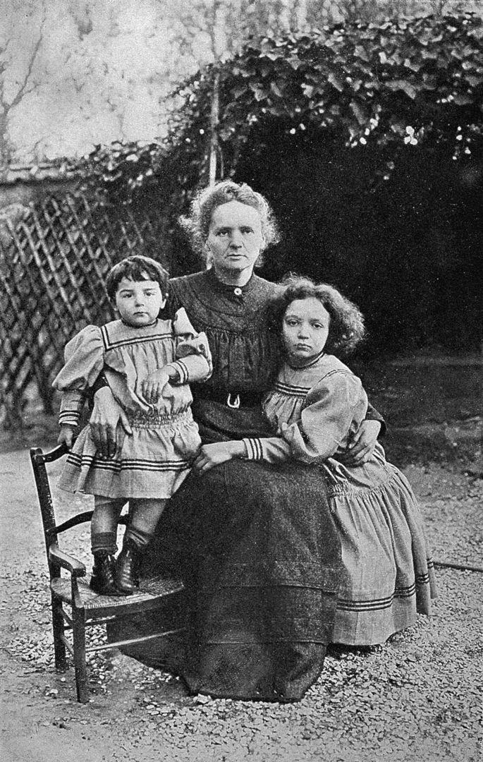 Мария Склодовская-Кюри с дочерьми Евой и Ирен, 1908 год