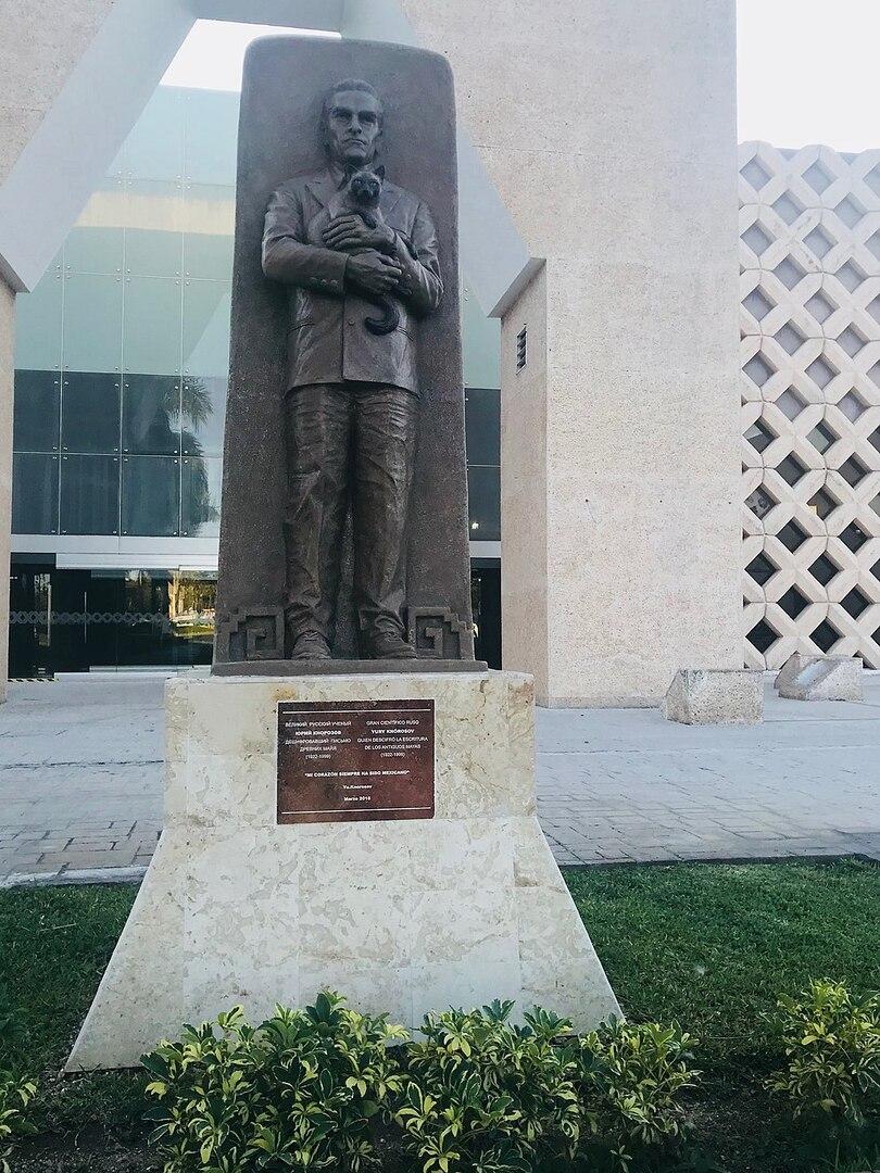 Памятник Кнорозову в Мериде, Юкатан