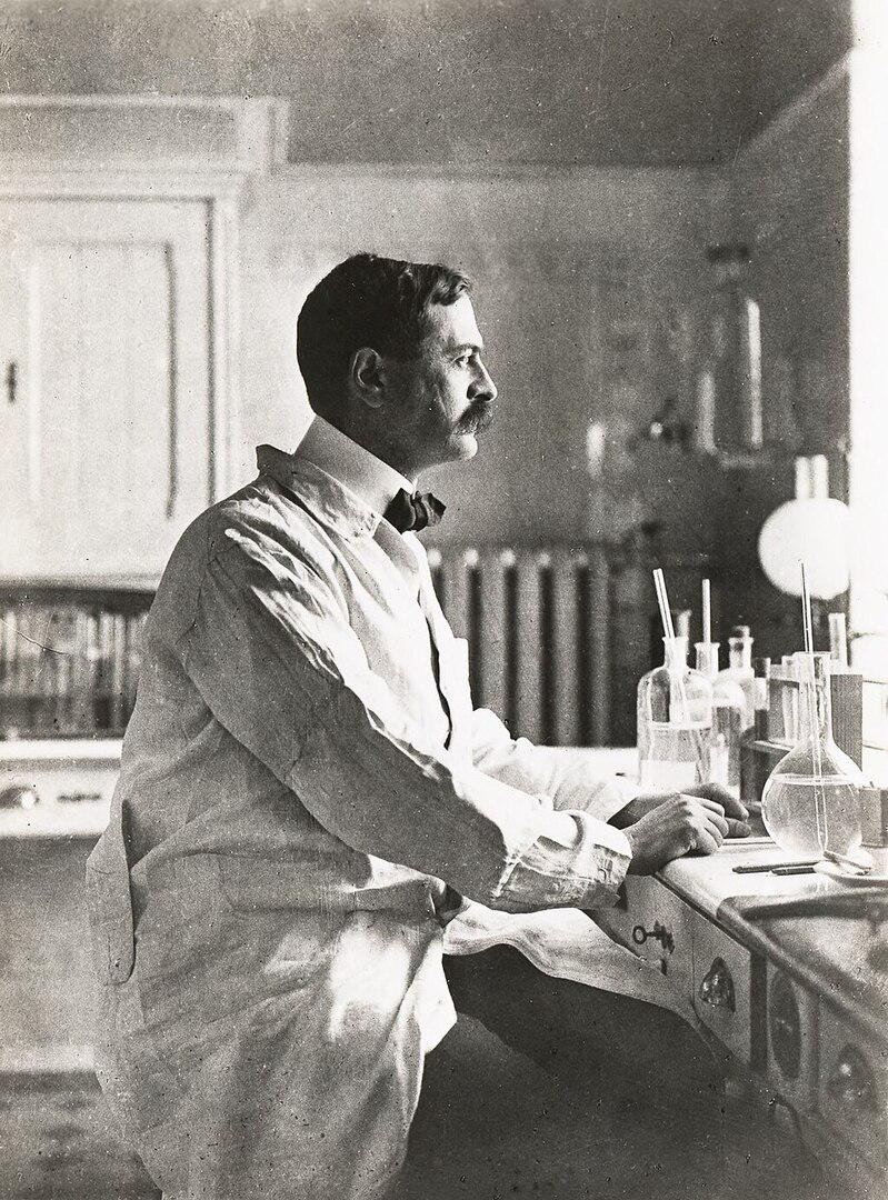 Карл Ландштейнер в лаборатории