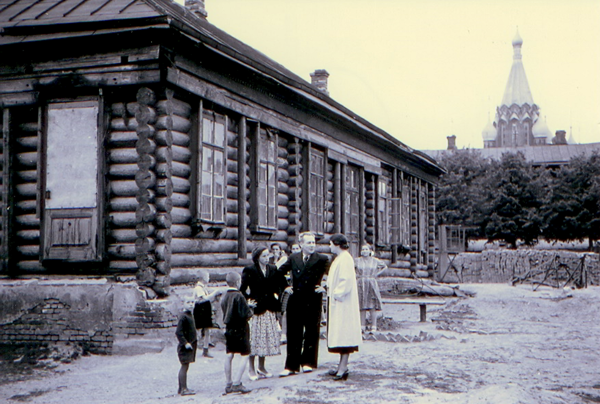 Дом Михаила Семеновича Дубинина, отца М.М. Дубинина, в Сокольниках в Песочном переулке (перед сносом в 1951 г.)