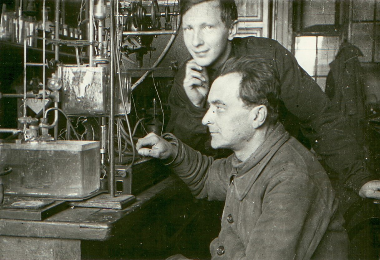 Н.А. Шилов и М.М.Дубинин в лаборатории