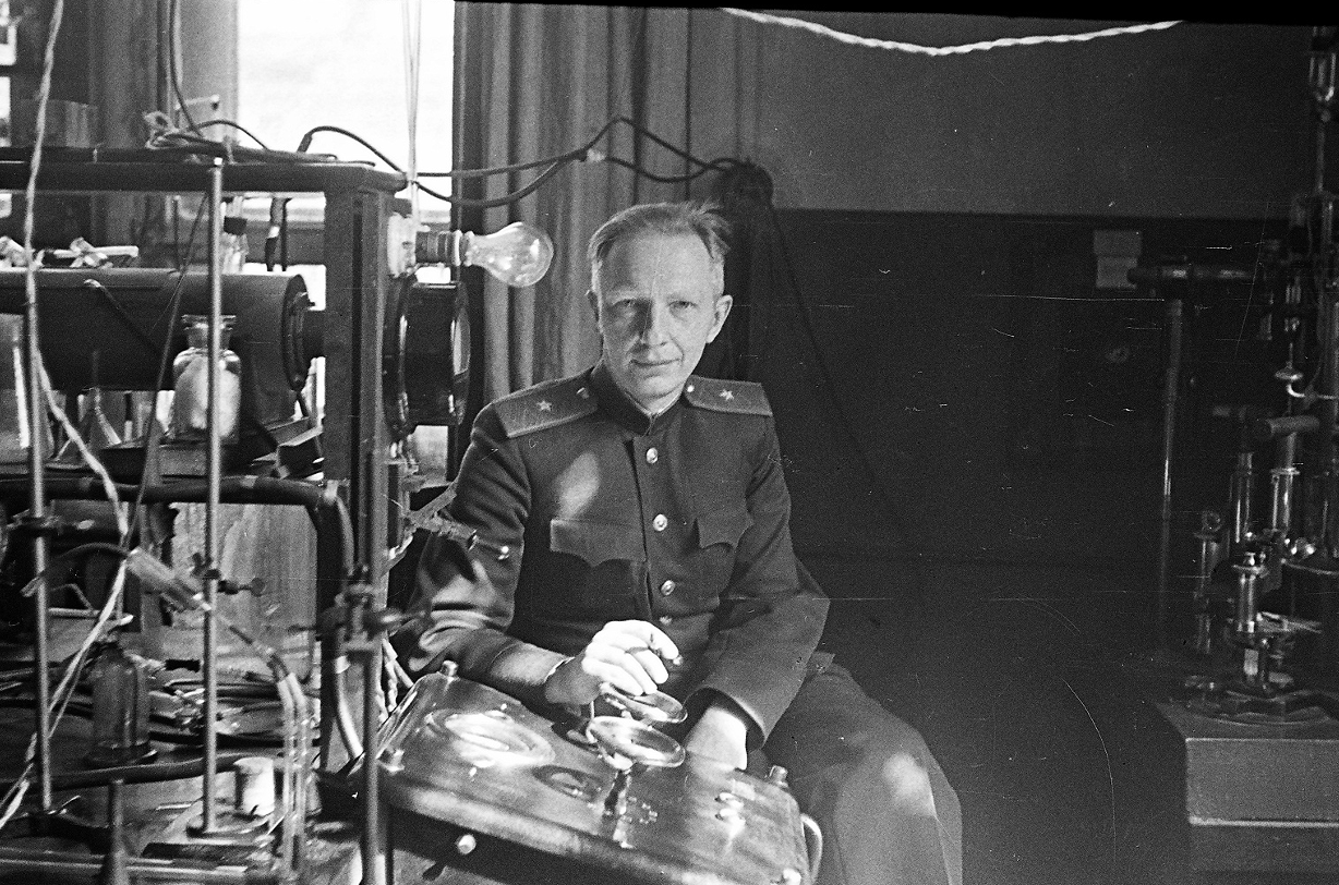 М.М. Дубинин в лаборатории. 1944 год