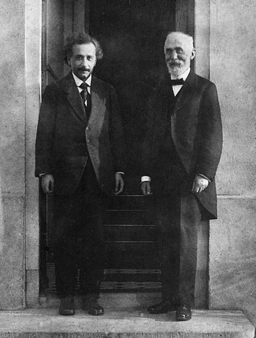 Эйнштейн и Лоренц у порога лейденской квартиры Пауля Эренфеста. 1921 год. Снимок работы Эренфеста