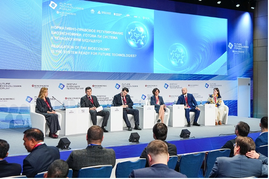 «Гармонизировать законодательный подход, не скатываясь к популистским доводам»: эксперты обсудили регулирование биоэкономики на Форуме будущих технологий