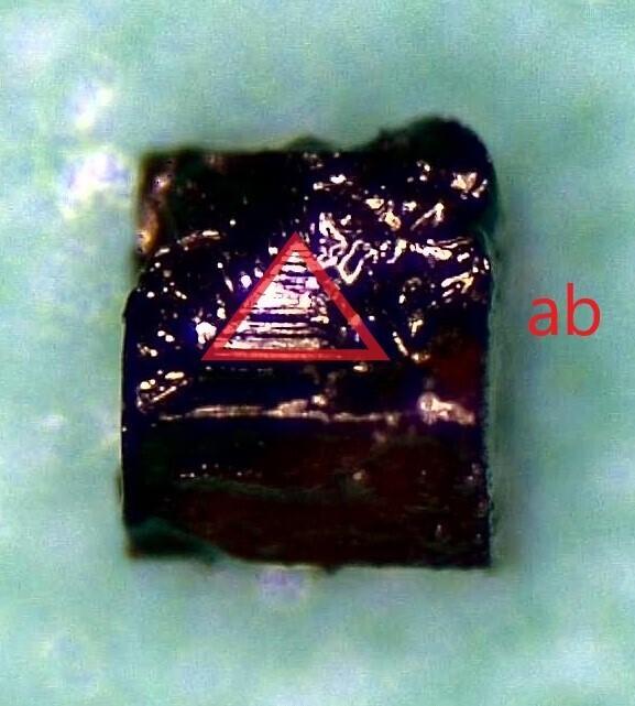 Монокристалл исследуемого соединения, сориентированный в рентгеновском дифрактометре (ось с смотрит на зрителя и показана кружком).