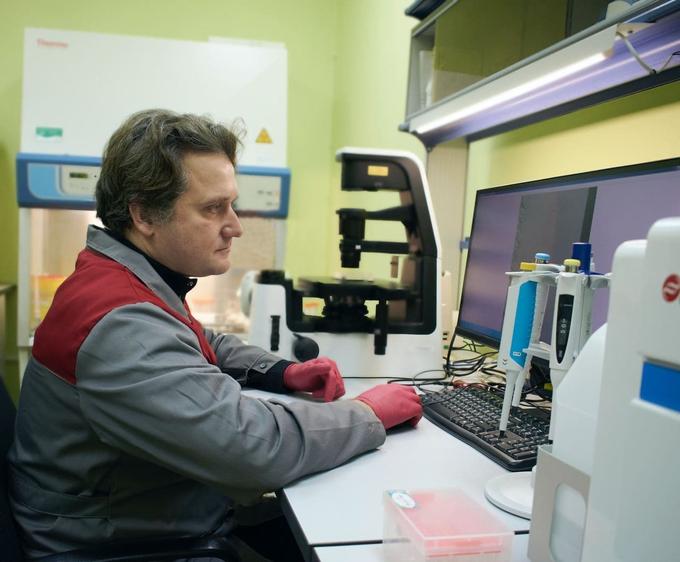 Соавтор исследования за работой