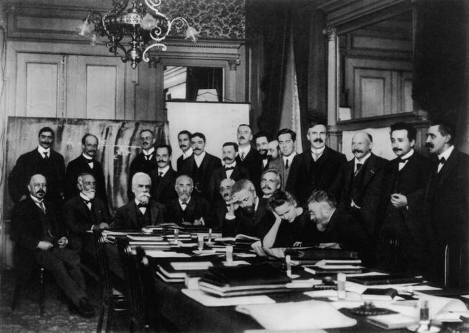 Фотография участников Сольвеевского конгресса 1911 года. Сидят (справа налево): Вальтер Нернст, Марсель Бриллюэн, Эрнест Сольвей, Хендрик Лоренц, Эмиль Варбург, Жан-Батист Перрен, Вильгельм Вин, Мари Кюри, Анри Пуанкаре. Стоят (справа налево): Роберт Гольдшмидт, Макс Планк, Генрих Рубенс, Арнольд Зоммерфельд, Фредерик Линдеман, Морис де Бройль, Мартин Кнудсен, Фридрих Хазенерль, Жорж Хостеле, Эдуард Херзен, Джеймс Джинс, Эрнест Резерфорд, Хейке Камерлинг-Оннес, Альберт Эйнштейн и Поль Ланжевен.