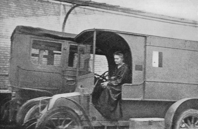 Кюри за рулем рентгенологического автомобиля