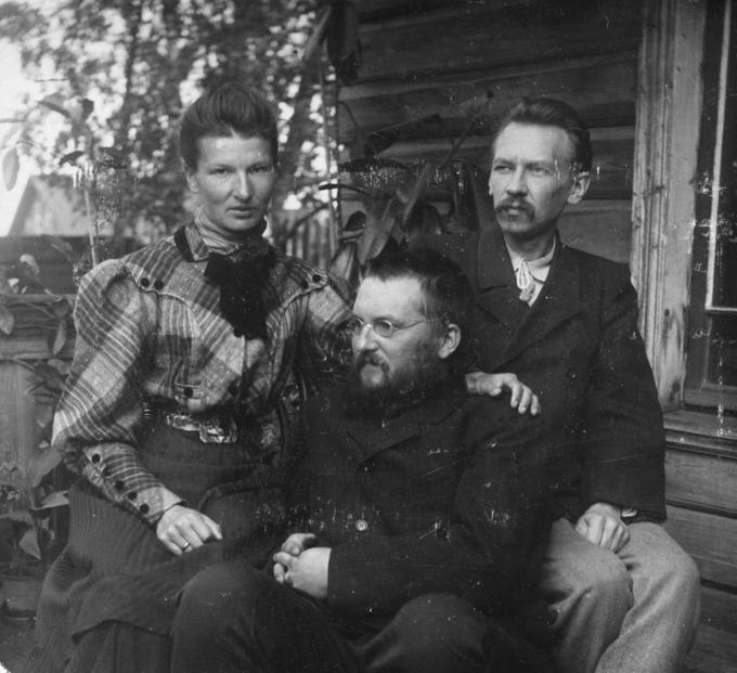 Алексей Ухтомский (в центре) с сестрой Елизаветой и ее мужем