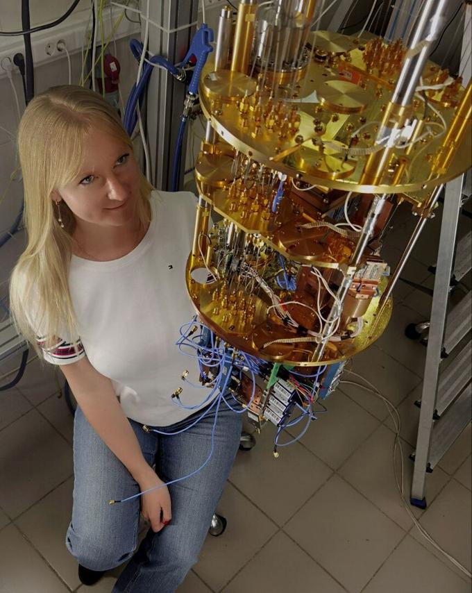 Марина Бастракова возле криостата для измерения кубитов в лаборатории искусственных квантовых систем МФТИ