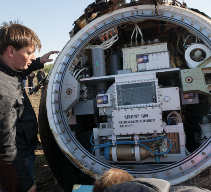 Работы на месте посадки биоспутнкиа «Бион-М1». Специалист ИМБП РАН осматривает внешний вид и состояние научной аппаратуры сразу после открытия люков. Оренбургская область, 2013 г.
