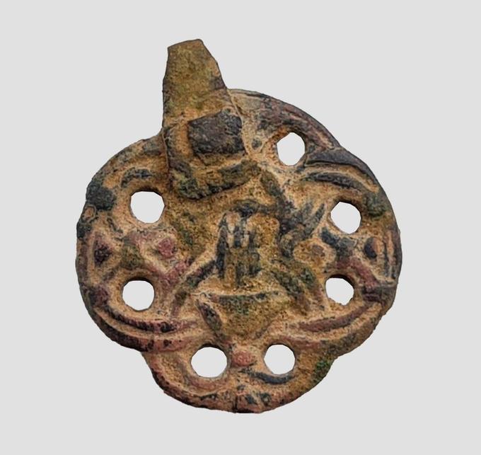 В Ростове Великом найден редкий артефакт: деталь упряжи, ставшая женским украшением