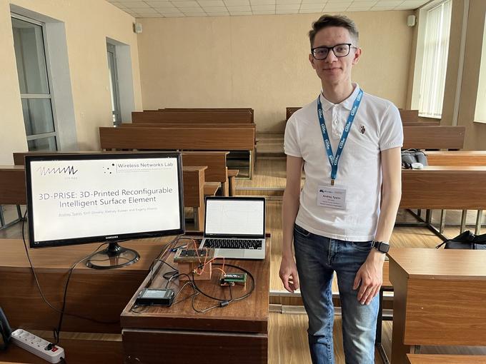 Демонстрация работы 3D-печатной элементарной ячейки реконфигурируемой интеллектуальной поверхности, представленной на международной конференции в Тбилиси, 2024 год.