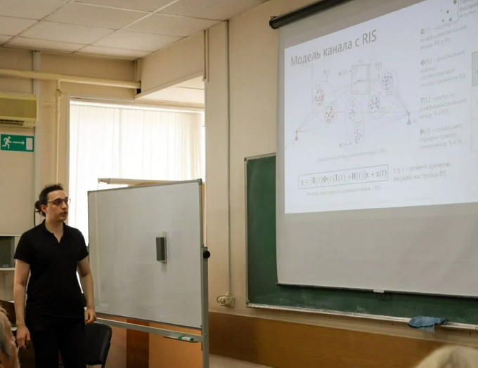 Илья Буртаков делает доклад на научной конференции.