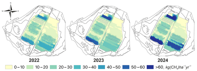 Распределение суммарных годовых потоков метана по различным участкам почвенно-растительного покрова исследованного торфяника.