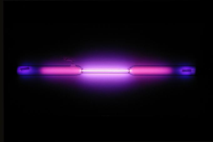 Аргон в газоразрядной трубке