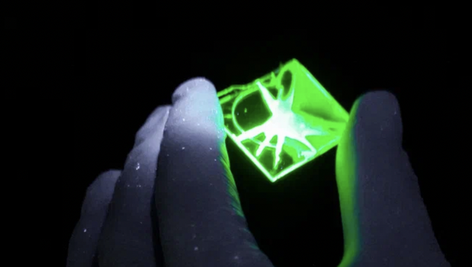 Люминесцентный нетканый материал, нанесенный на жесткую подложку.