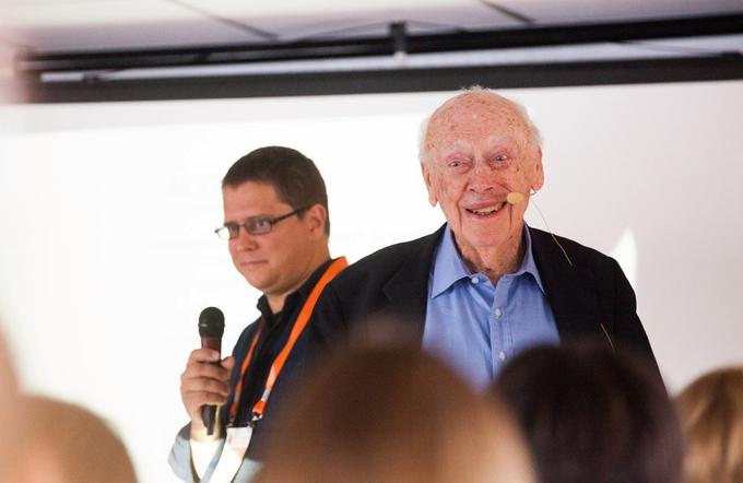 Выступление Уотсона на конференции Redox Russia. Слева - российский биолог Всеволод Белоусов