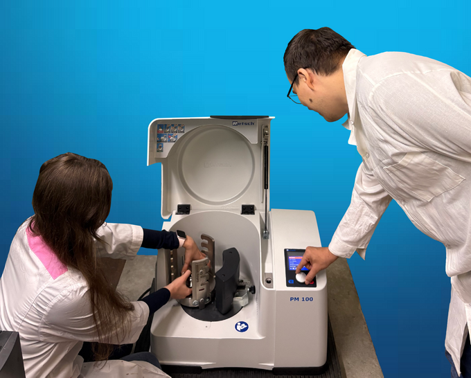 . Софья Демина и Андрей Шаблинский проводят синтез соединений