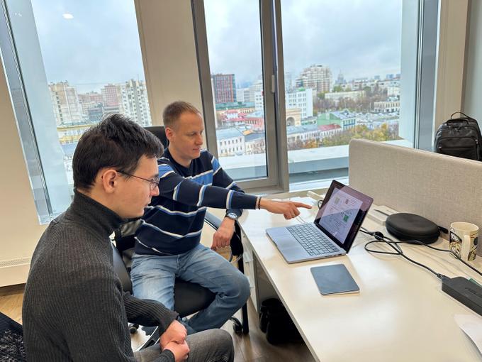 Руководитель проекта Семен Куркин и аспирант Никита Кулагин в процессе обсуждения результатов