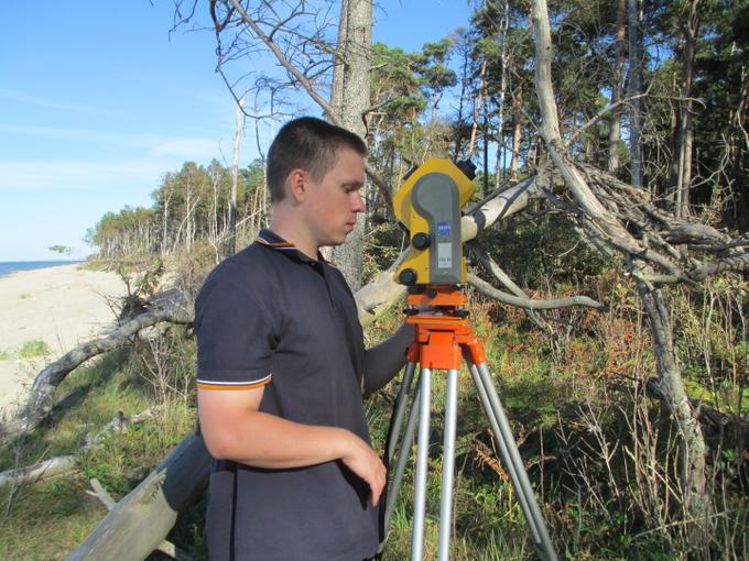 Участник исследования Александр Килесо проводит измерения