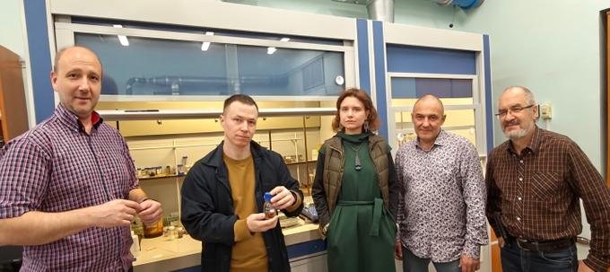 Группа химиков-синтетиков лаборатории синтеза кластерных соединений и материалов ИНХ СО РАН.