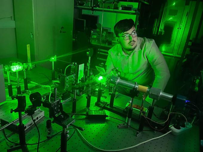 Измерения, проводимые в условиях возбуждения образца зеленым лазером с длиной волны излучения 532 нанометра.