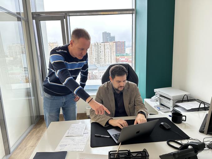 Авторы исследования Семен Куркин и Александр Храмов обсуждают полученные результаты.