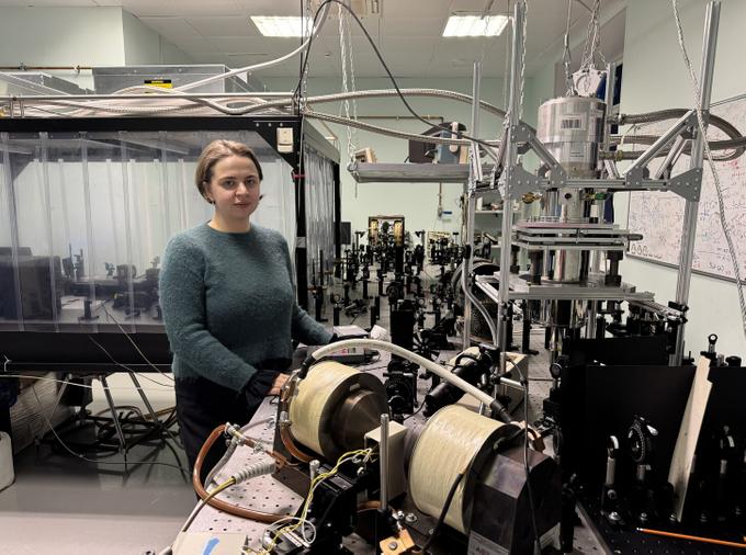 Автор исследования — младший научный сотрудник Анна Кузикова в лаборатории физики ферроиков ФТИ имени А.Ф. Иоффе РАН