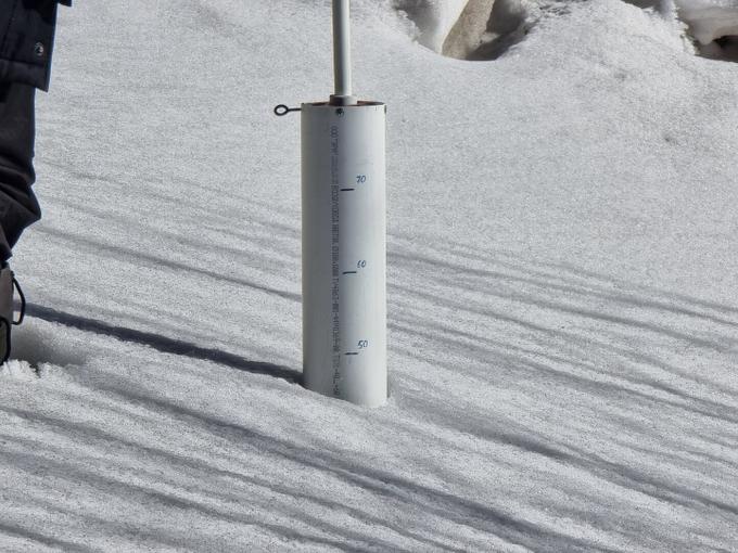 . Качканар. Отбор проб снега. Видны следы атмосферной пыли