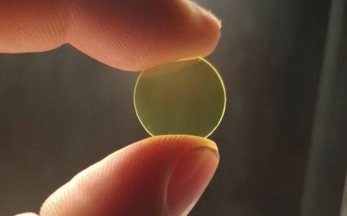 Образец керамического люминофора перед исследованием на синхротроне