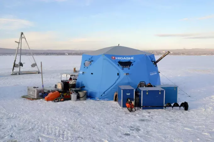 Зимнее бурение на озере Шира