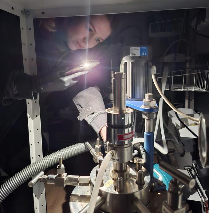 . Первый автор статьи — аспирант Анна Курашкина — проводит эксперимент на гидротермальном реакторе во время ремонтных работ с освещением
