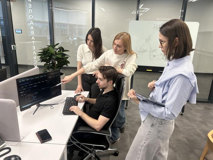 . Исследовательская команда проекта проводила стандартизацию навыков с помощью больших языковых моделей (LLM) с использованием высокопроизводительных GPU-серверов ТюмГУ.