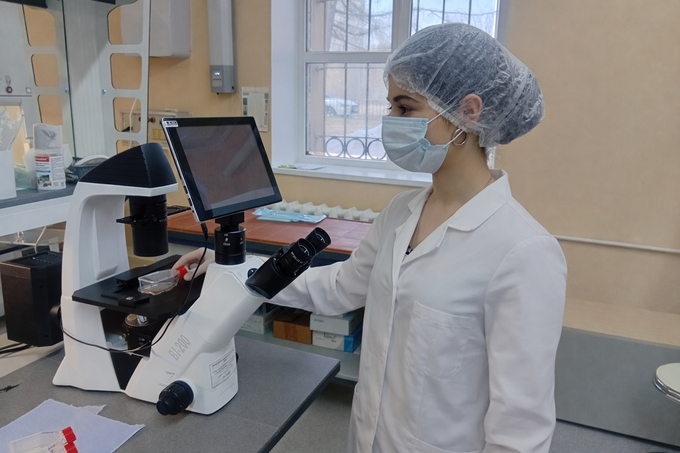 Лейла Гарибова (исполнитель проекта) за работой в клеточной лаборатории